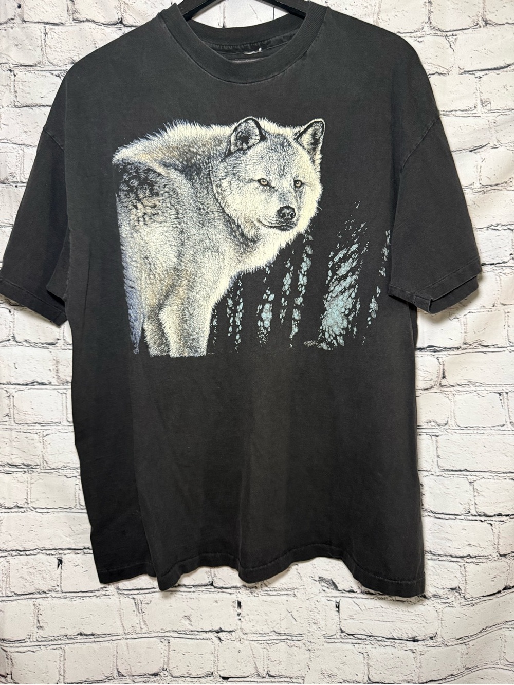 Black wolf graphic vintage tshirt. Size M